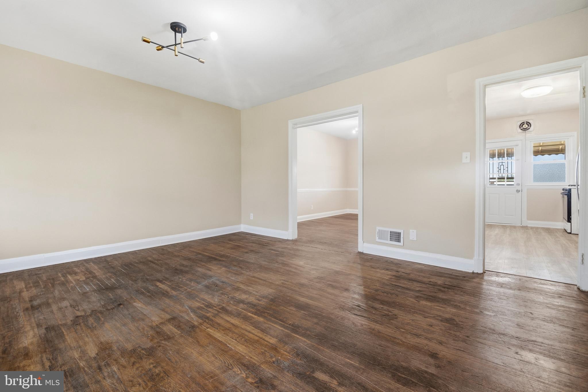 1543 Sheffield Road Baltimore, MD 21218 - Photo 4 of 28 Living room