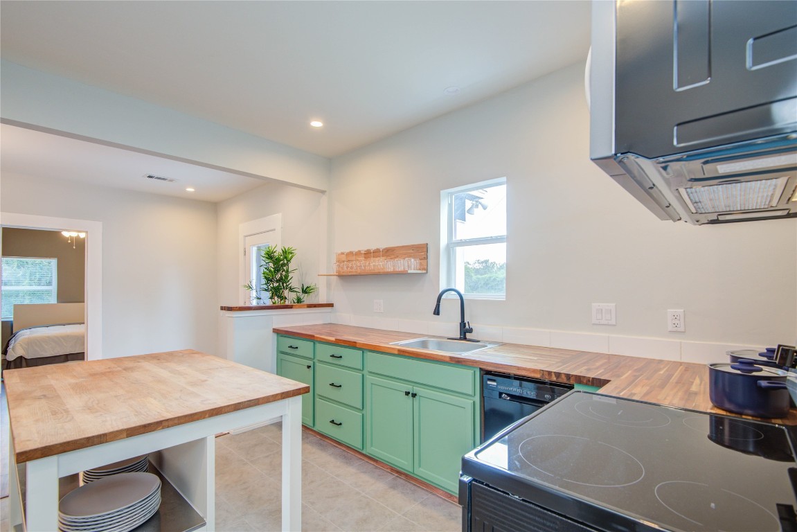 2712 Link Road Houston, TX 77009 - Photo 15 of 35 a kitchen that has a sink and a stove in it