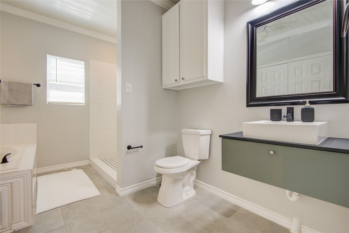 2712 Link Road Houston, TX 77009 - Photo 21 of 35 a bathroom with a toilet sink and mirror