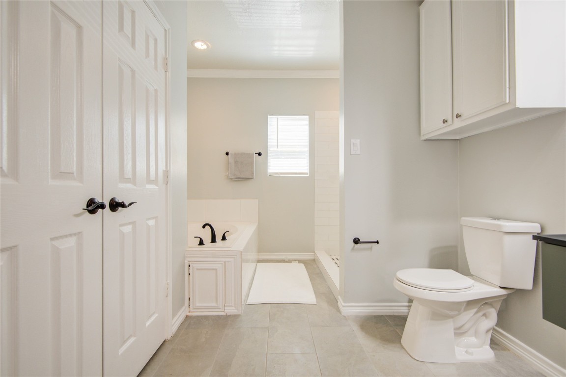 2712 Link Road Houston, TX 77009 - Photo 22 of 35 a bathroom with a toilet a sink a mirror and shower