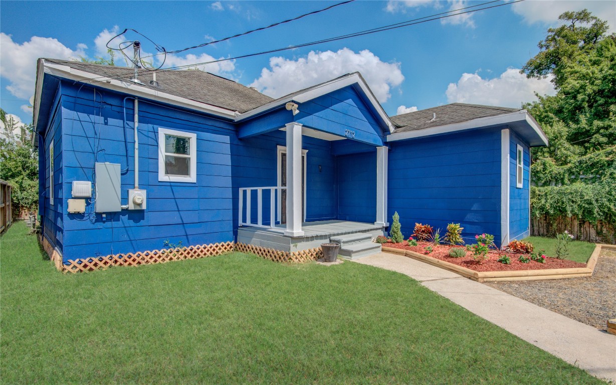 2712 Link Road Houston, TX 77009 - Photo 3 of 35 a front view of a house with a yard