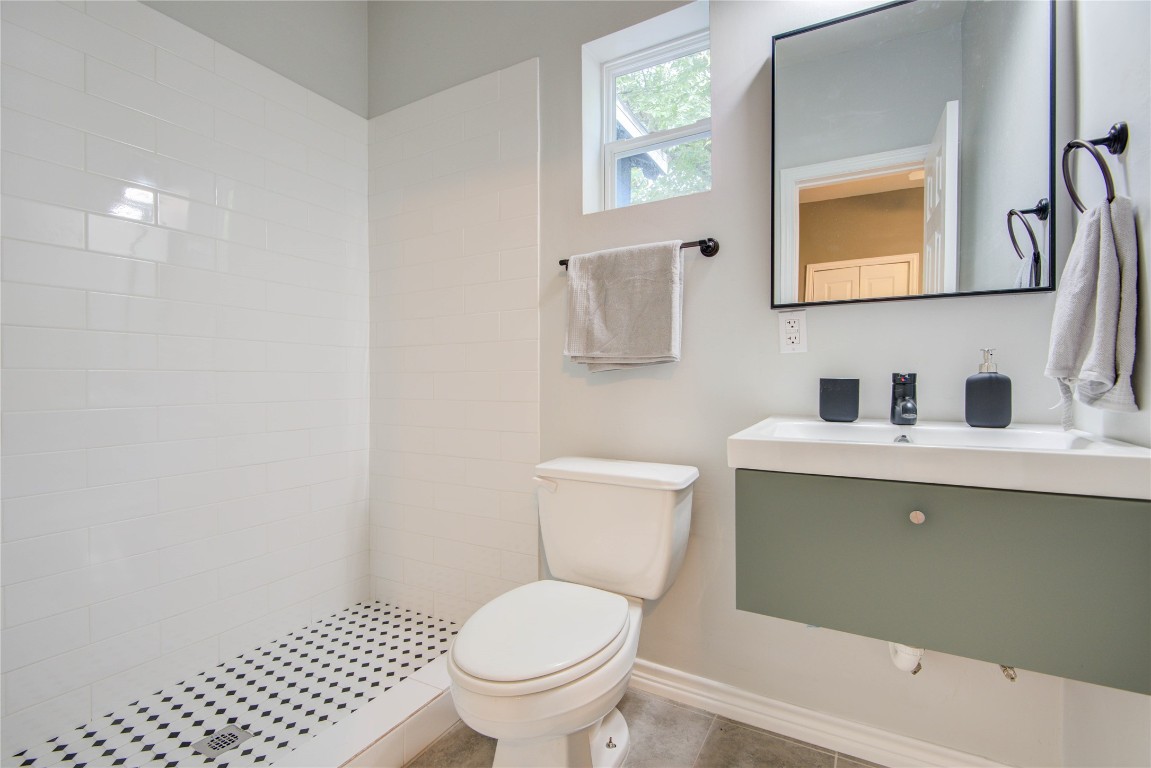 2712 Link Road Houston, TX 77009 - Photo 31 of 35 a bathroom with a toilet a sink and mirror