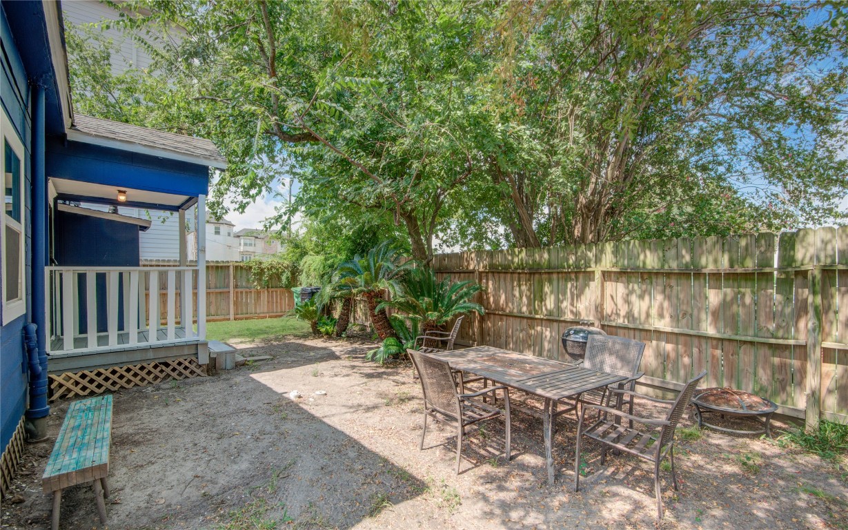 2712 Link Road Houston, TX 77009 - Photo 35 of 35 a view of a chairs and table in the patio
