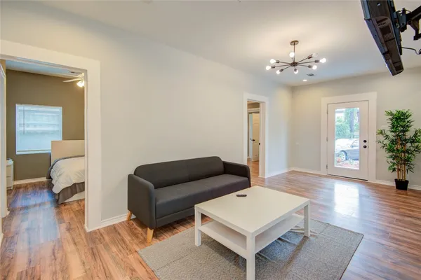 $2,895 | 2712 Link Road, Houston, TX 77009
