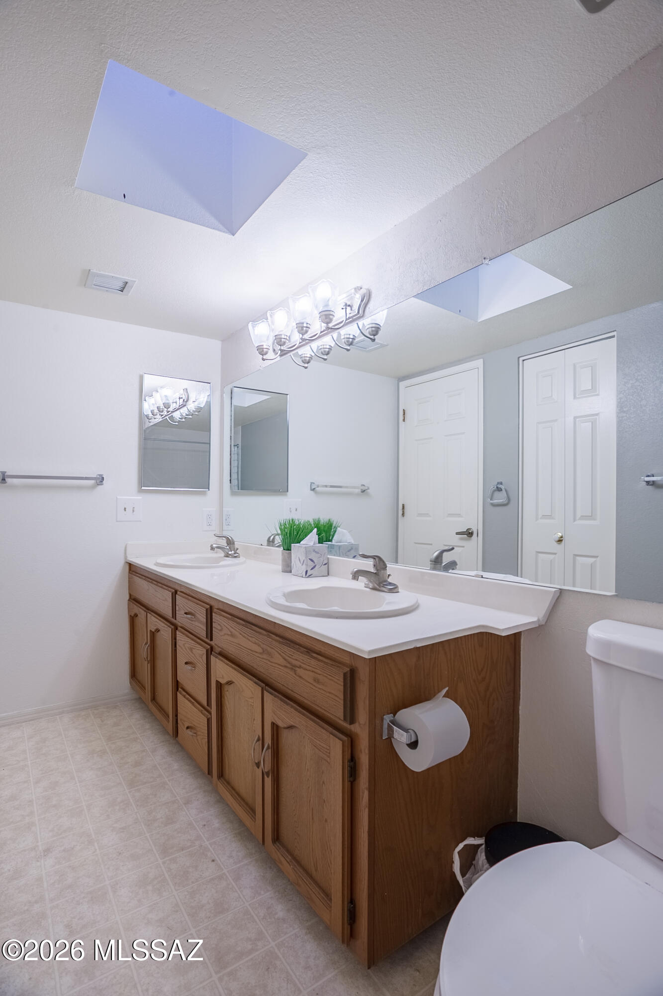 1200 East River Road, Unit B27 Tucson, AZ 85718 - Photo 27 of 40 a view of bathroom with dual sinks