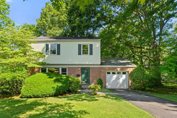 $899,000 | 4 Pin Oak Lane, White Plains, NY 10606