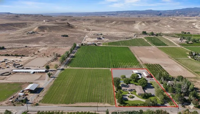an aerial view of a tennis court
