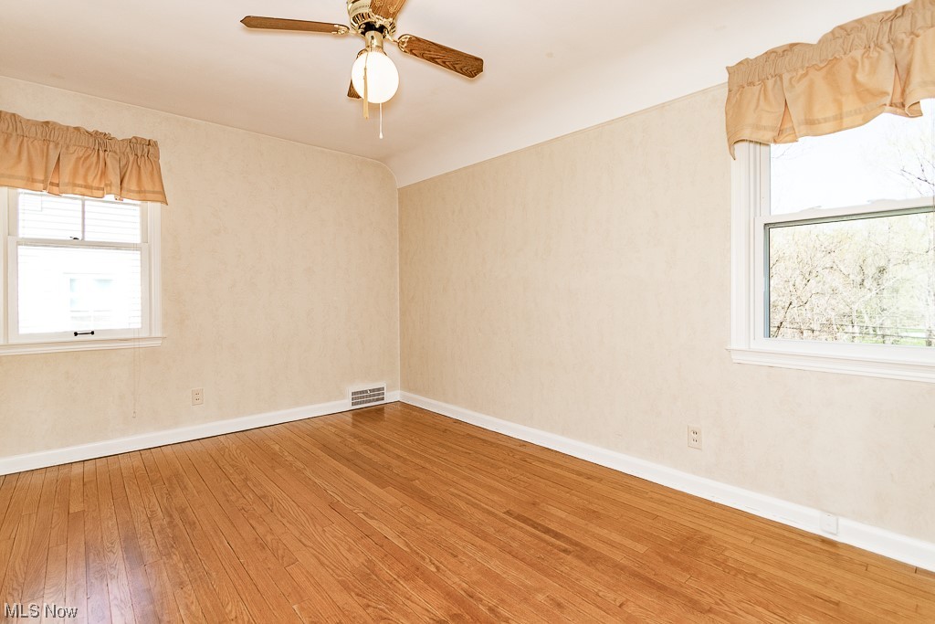 1211 Croyden Road Lyndhurst, OH 44124 - Photo 20 of 33 Third bedroom is ready and waiting and provides a neutral backdrop for you to add your personal belongings!