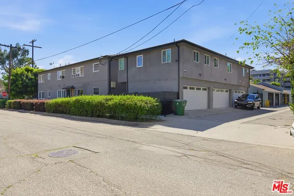 $3,195 | 5411 Troost Avenue, Valley Village, CA 91601