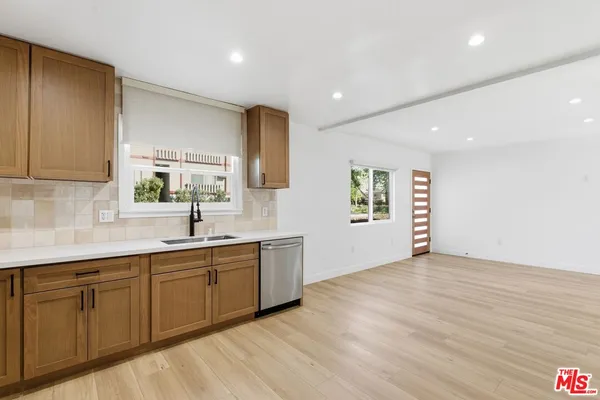 $3,195 | 5411 Troost Avenue, Valley Village, CA 91601