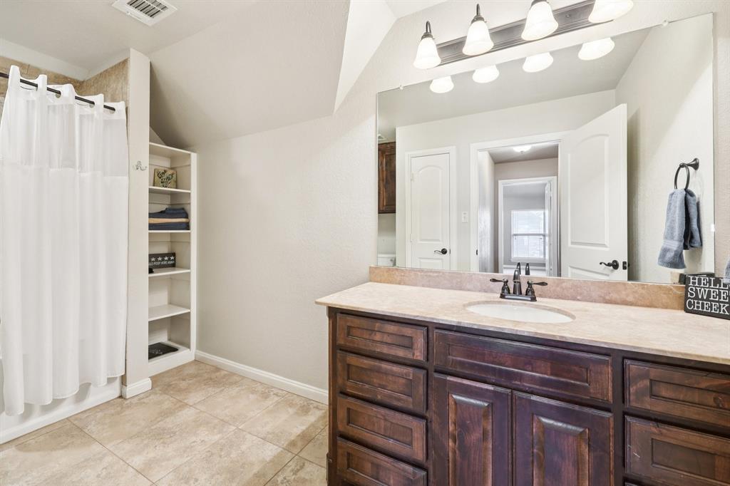 405 Edgewood Terrace Boyd, TX 76023 - Photo 23 of 39 Upstairs bath