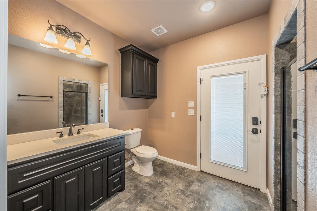 405 Edgewood Terrace Boyd, TX 76023 - Photo 36 of 39 Full bath and door to covered patio