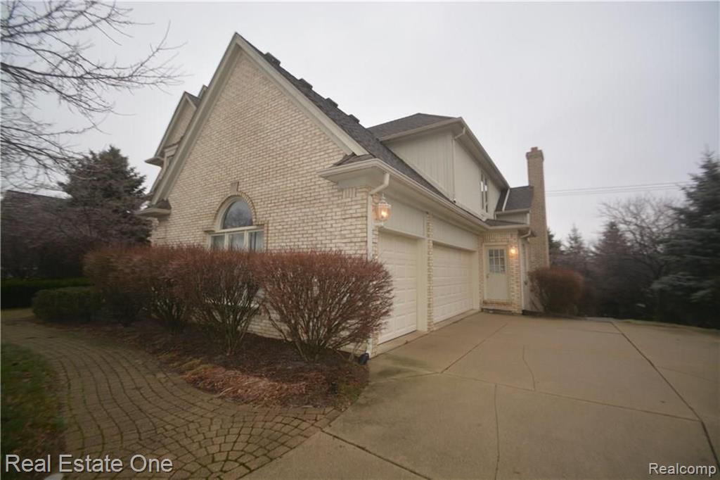 2019 Mapleridge Road Rochester Hills, MI 48309 - Photo 11 of 19