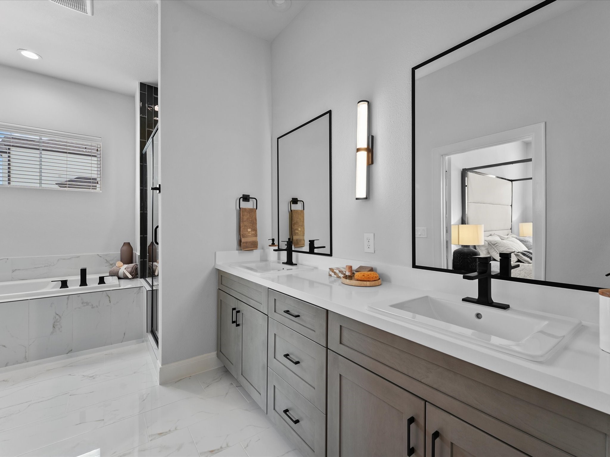 9216 Washington Heights Street Houston, TX 77063 - Photo 21 of 44 Primary Bathroom