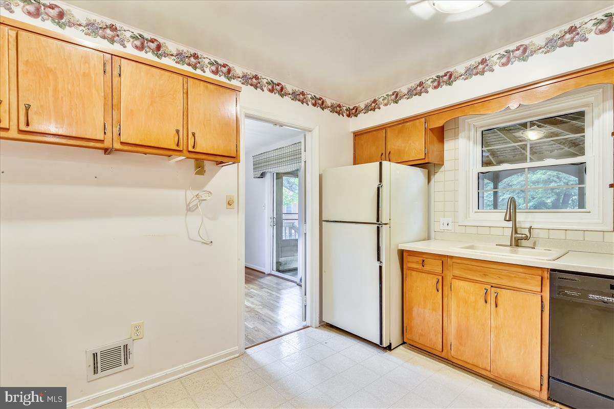 3623 Colony Road Fairfax, VA 22030 - Photo 21 of 50 Eat-In Kitchen w/Space for Table and Chairs