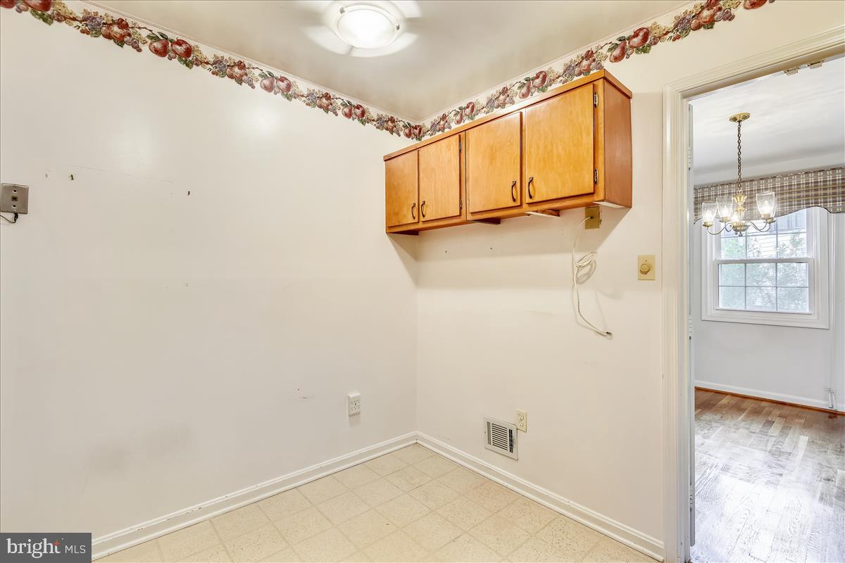 3623 Colony Road Fairfax, VA 22030 - Photo 23 of 50 Eat-In Kitchen Space for Table and Chairs