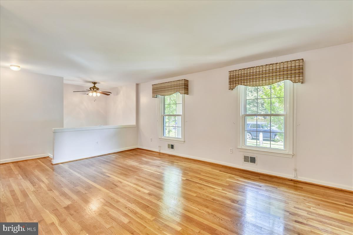 3623 Colony Road Fairfax, VA 22030 - Photo 24 of 50 Living Room w/Hardwood Flooring