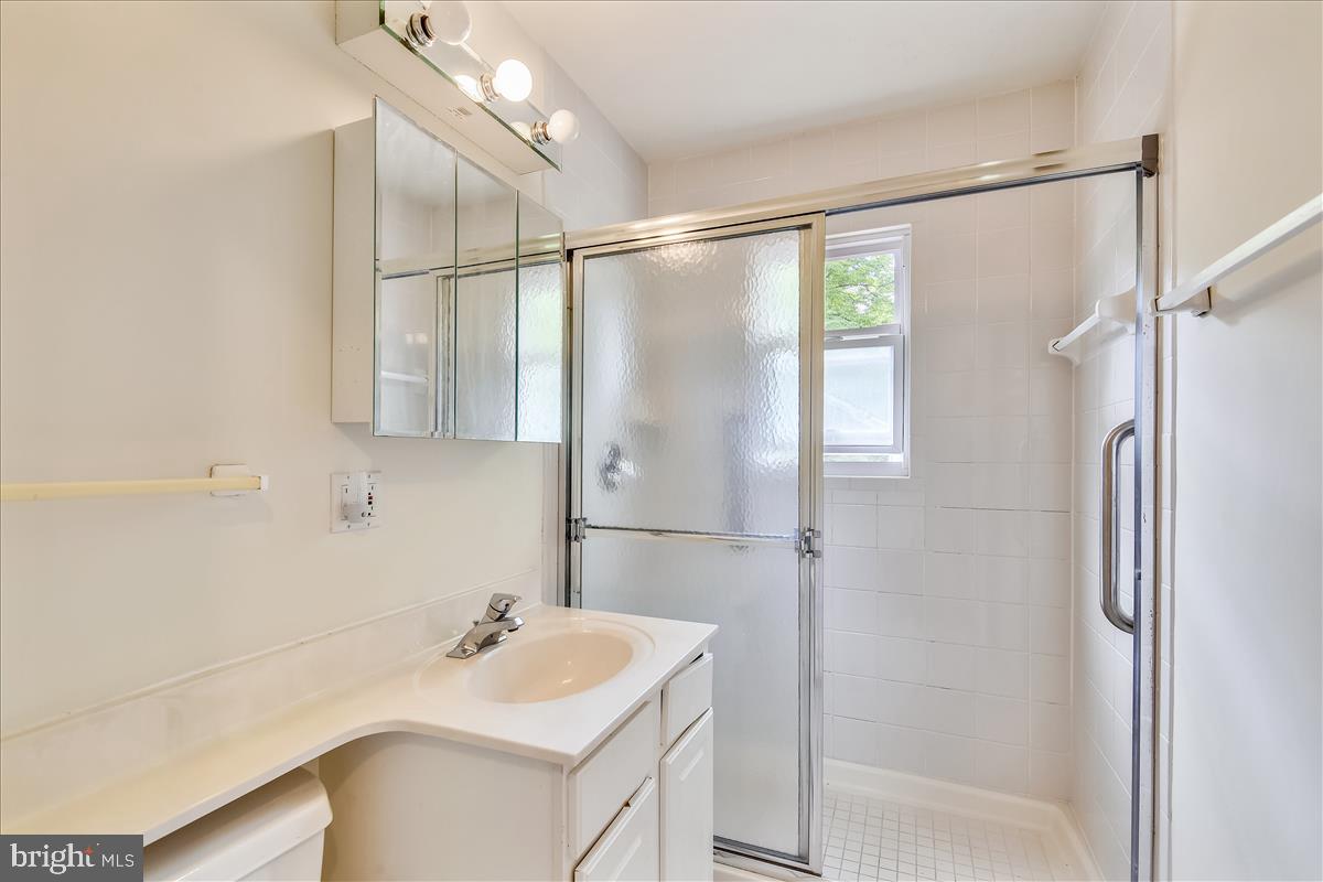 3623 Colony Road Fairfax, VA 22030 - Photo 26 of 50 Upper Level Full Bath