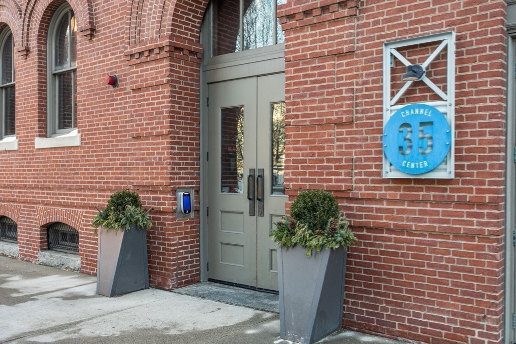 35 Channel Center Street, Unit 303 Boston, MA 02210 - Photo 26 of 28