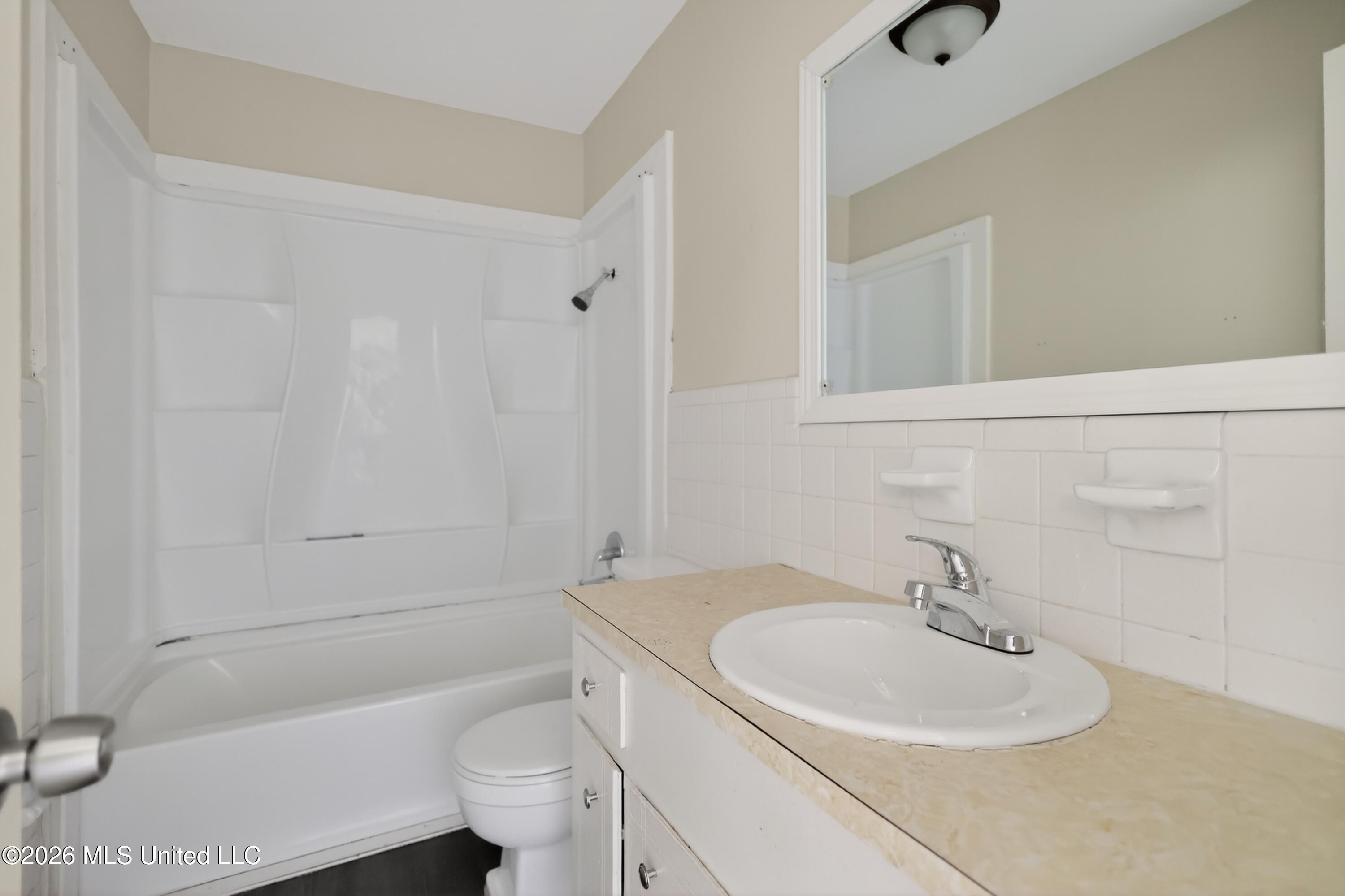 2386 Breckinridge Road Jackson, MS 39204 - Photo 16 of 28 16_2386_Breckinridge_Rd-Bathroom-7469