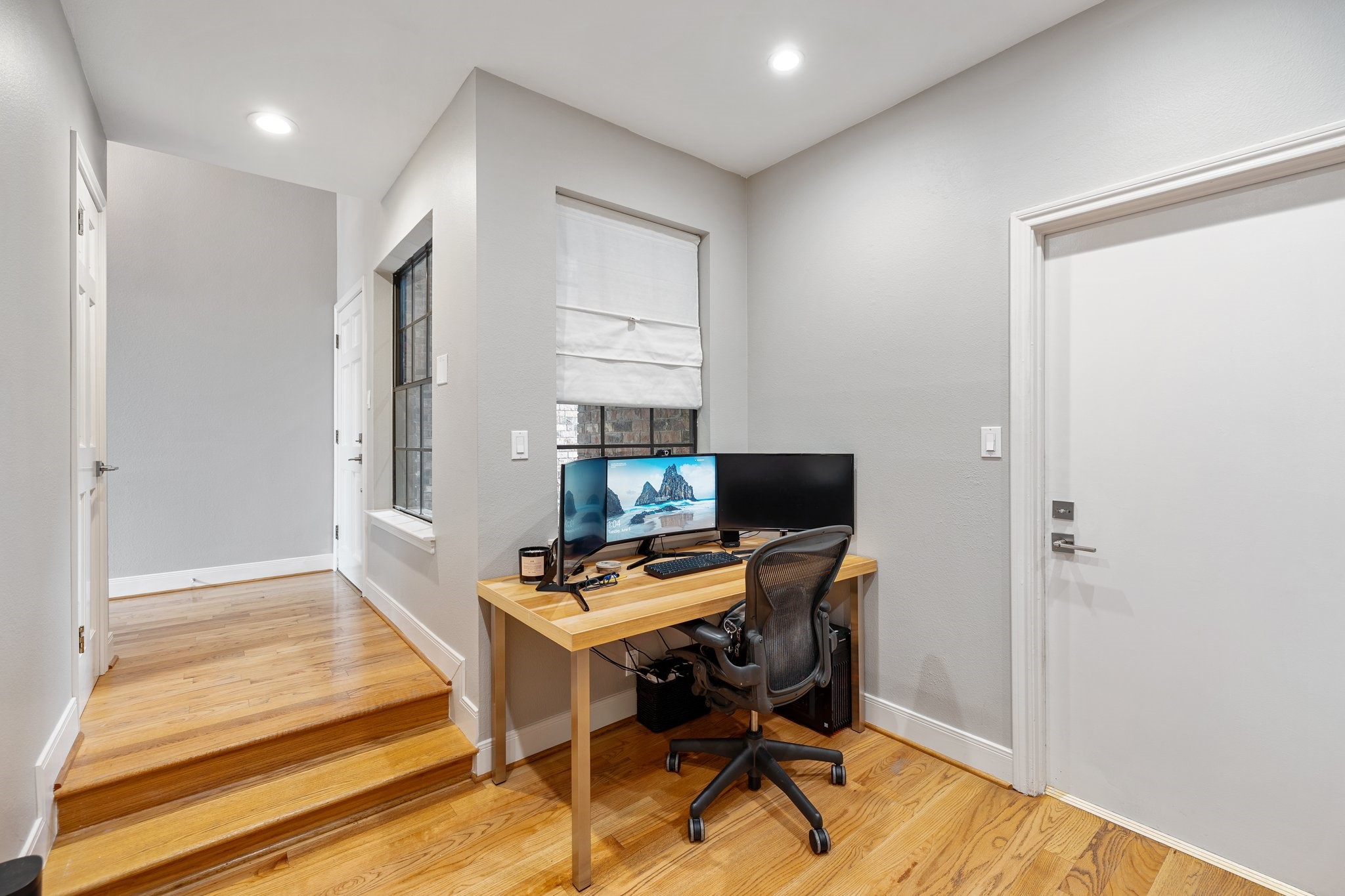 254 East 5th Street Houston, TX 77007 - Photo 12 of 40 a workspace with furniture and a window
