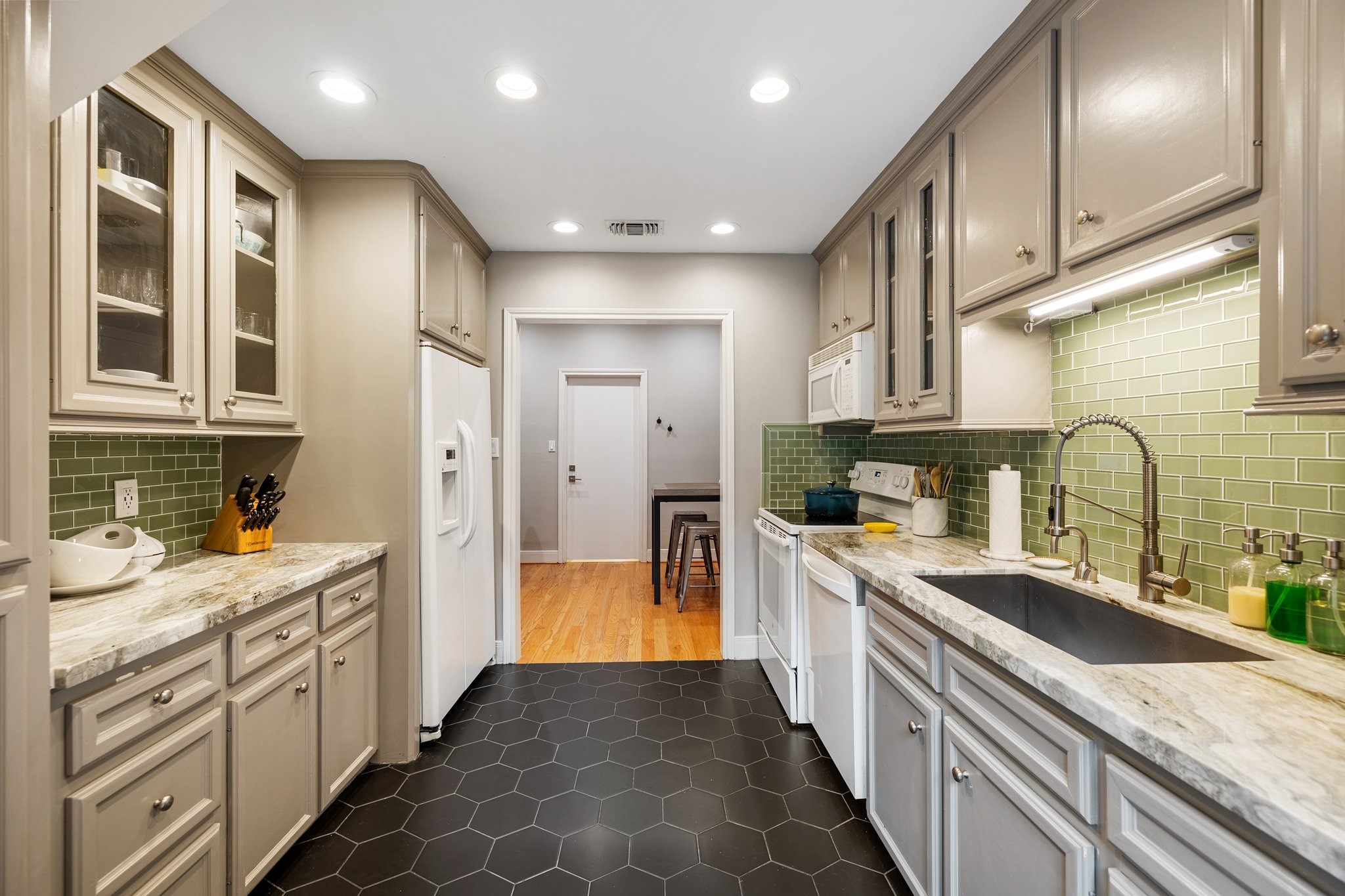 254 East 5th Street Houston, TX 77007 - Photo 14 of 40 a kitchen with a sink stove and cabinets