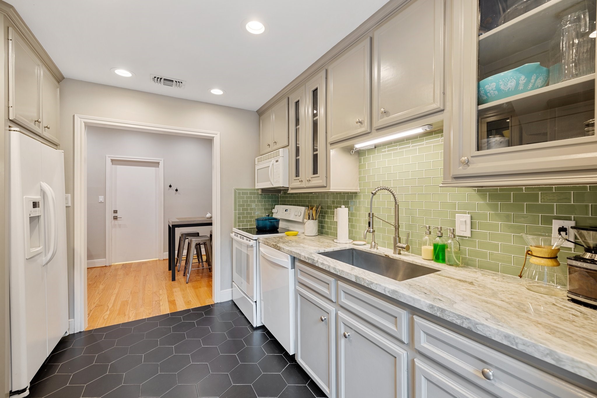 254 East 5th Street Houston, TX 77007 - Photo 15 of 40 a kitchen with stainless steel appliances granite countertop a refrigerator and a sink
