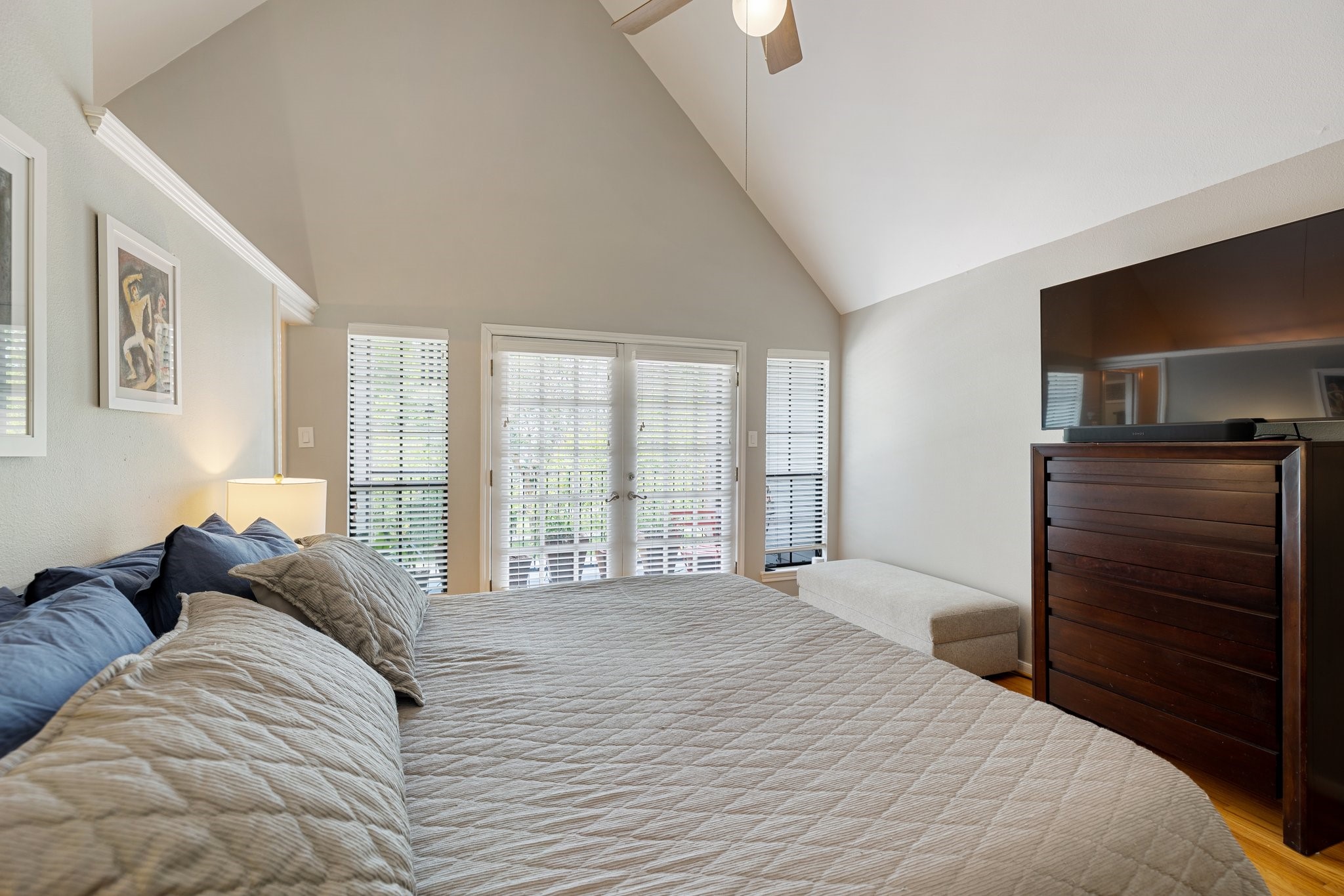 254 East 5th Street Houston, TX 77007 - Photo 19 of 40 a bedroom with a bed and a television