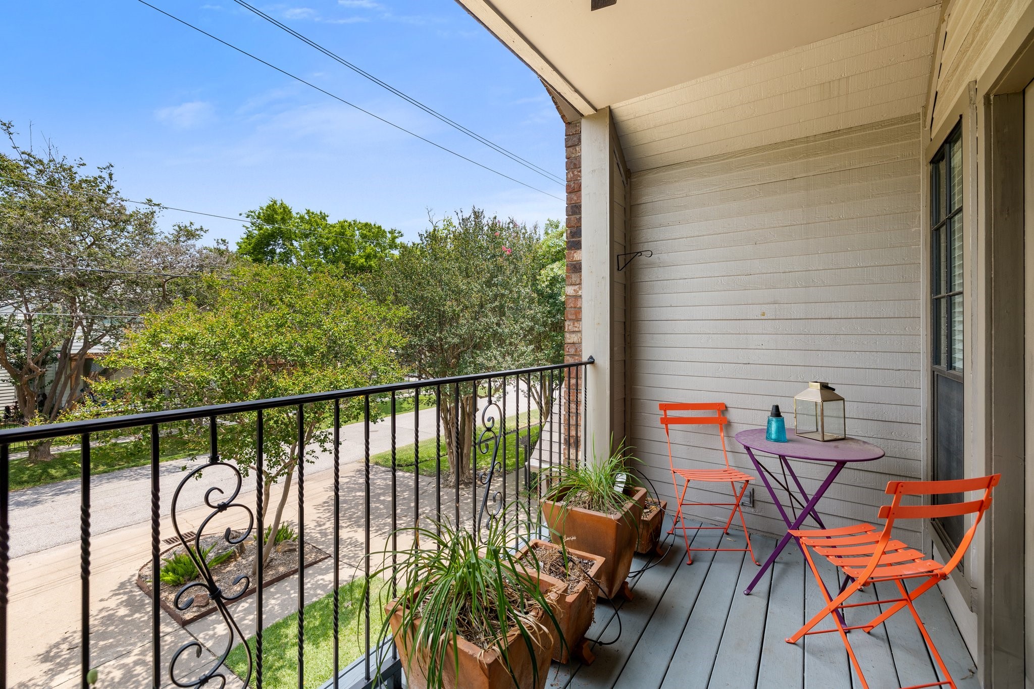 254 East 5th Street Houston, TX 77007 - Photo 20 of 40 a balcony with chairs and wooden floor