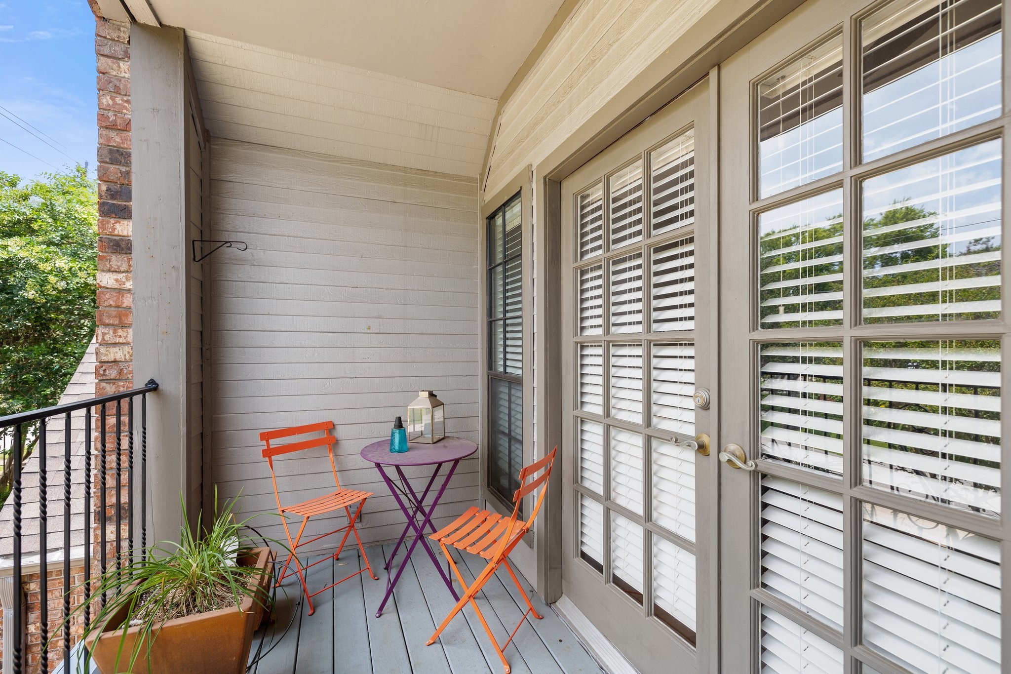 254 East 5th Street Houston, TX 77007 - Photo 21 of 40 a view of deck with furniture and garden
