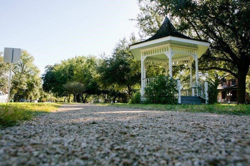 254 East 5th Street Houston, TX 77007 - Photo 28 of 31 a view of a house with a yard