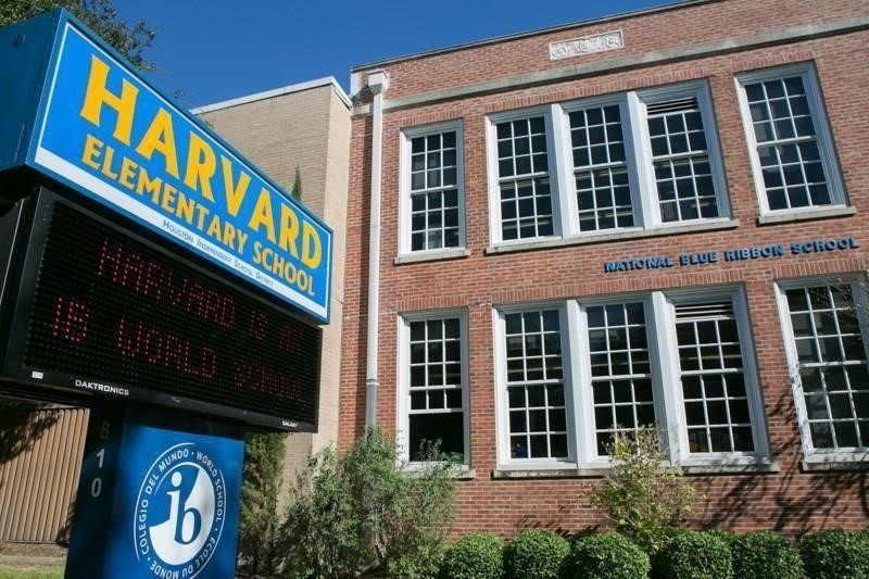 254 East 5th Street Houston, TX 77007 - Photo 29 of 31 a front view of a building with a garden