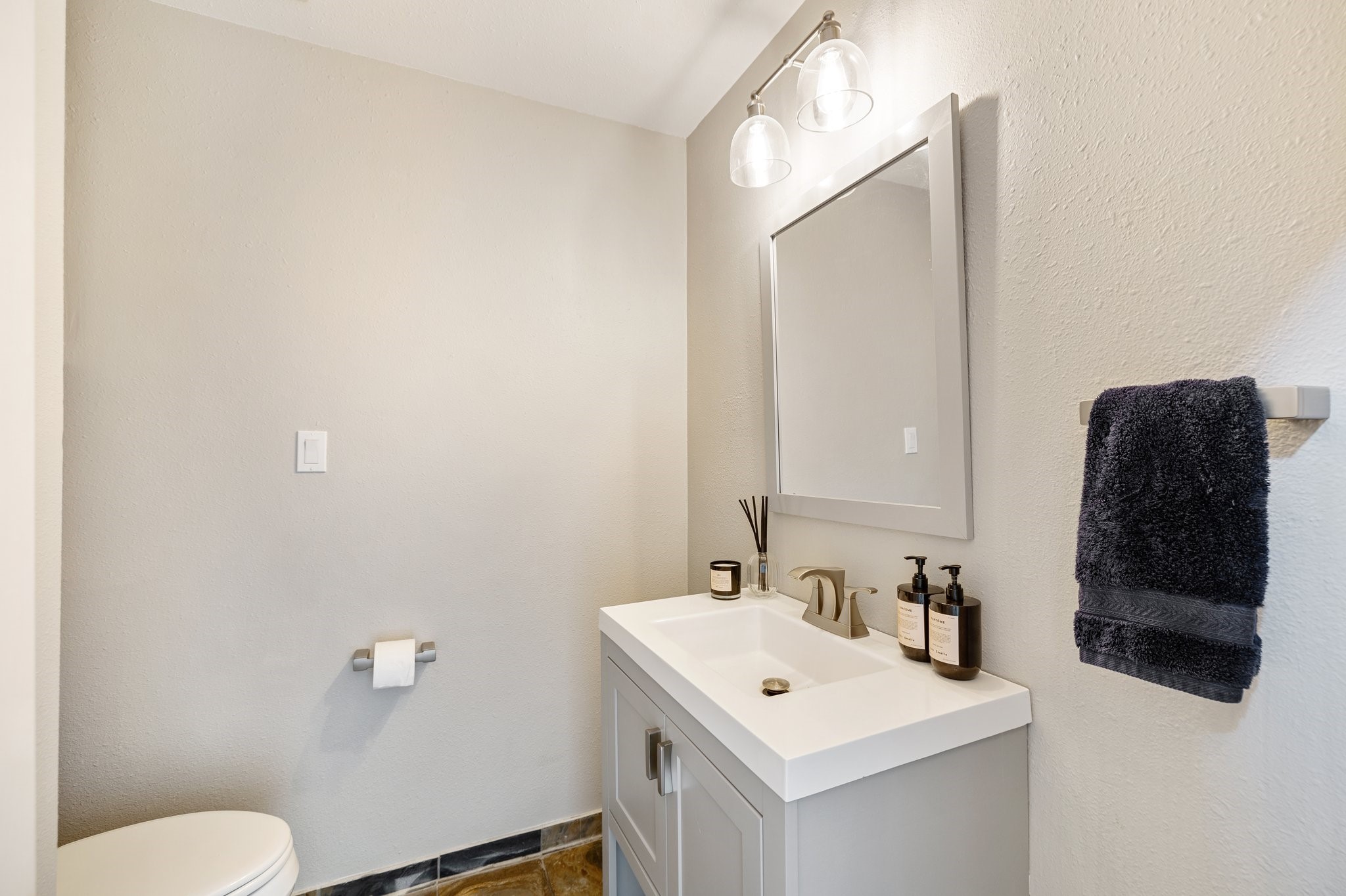 254 East 5th Street Houston, TX 77007 - Photo 30 of 40 a bathroom with a sink and a mirror