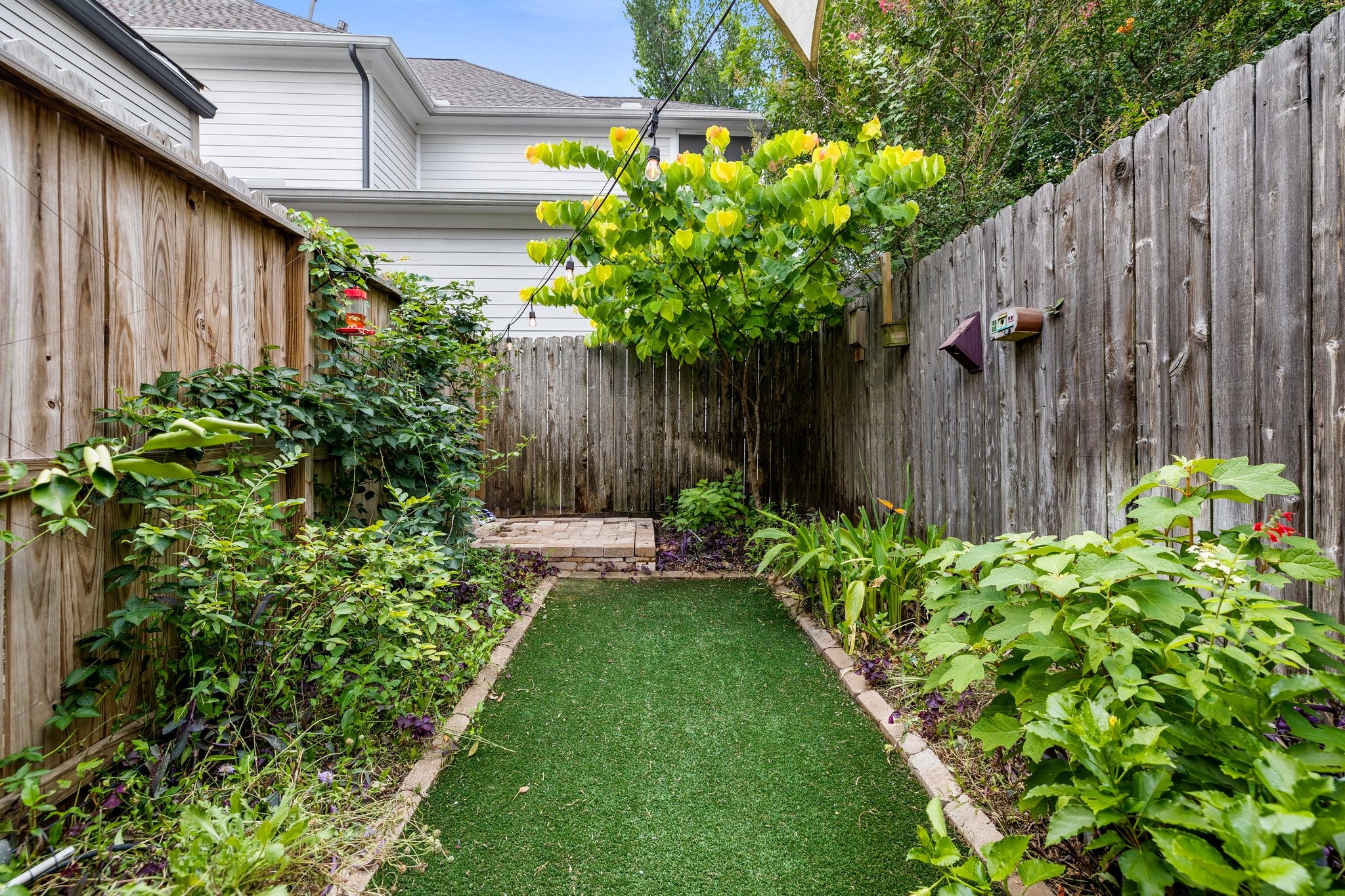 254 East 5th Street Houston, TX 77007 - Photo 32 of 40 a backyard of a house with a garden