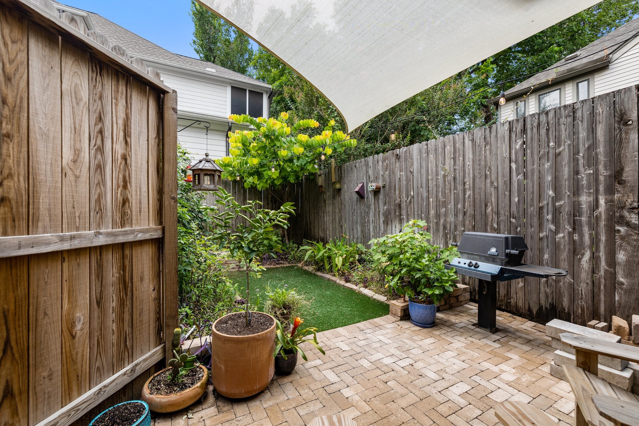 254 East 5th Street Houston, TX 77007 - Photo 34 of 40 a view of a back yard of the house and a chair