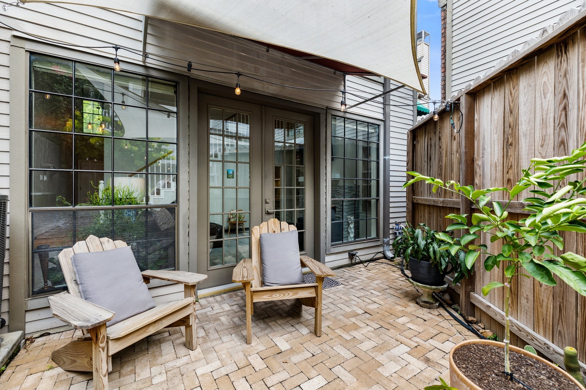 254 East 5th Street Houston, TX 77007 - Photo 4 of 40 a building outdoor space with patio furniture and potted plants