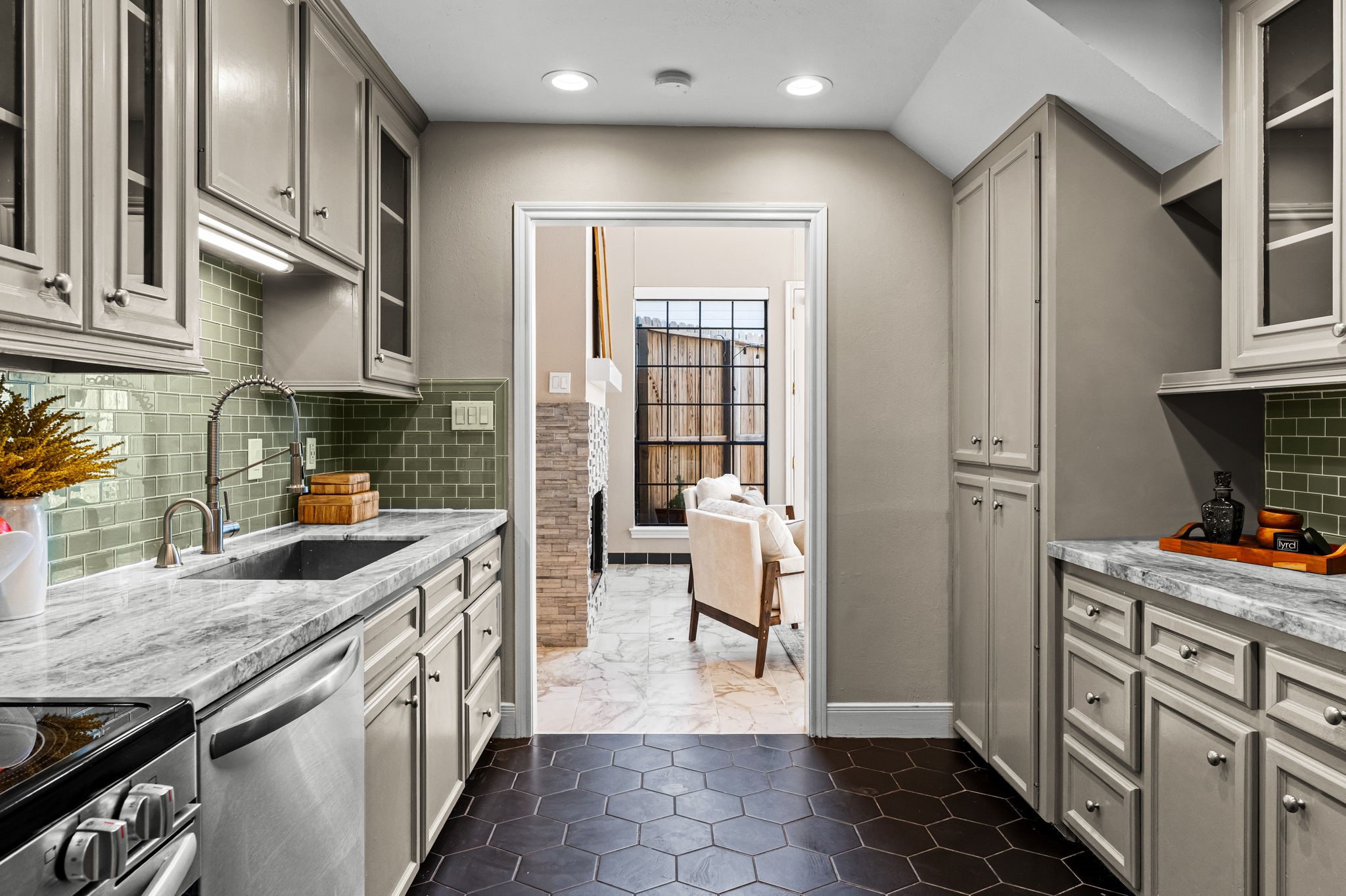 254 East 5th Street Houston, TX 77007 - Photo 7 of 31 The kitchen features granite countertops, abundant cabinetry, and a full suite of appliances. Thoughtfully positioned off the main living area, it offers both function and accessibility for daily living and hosting.
