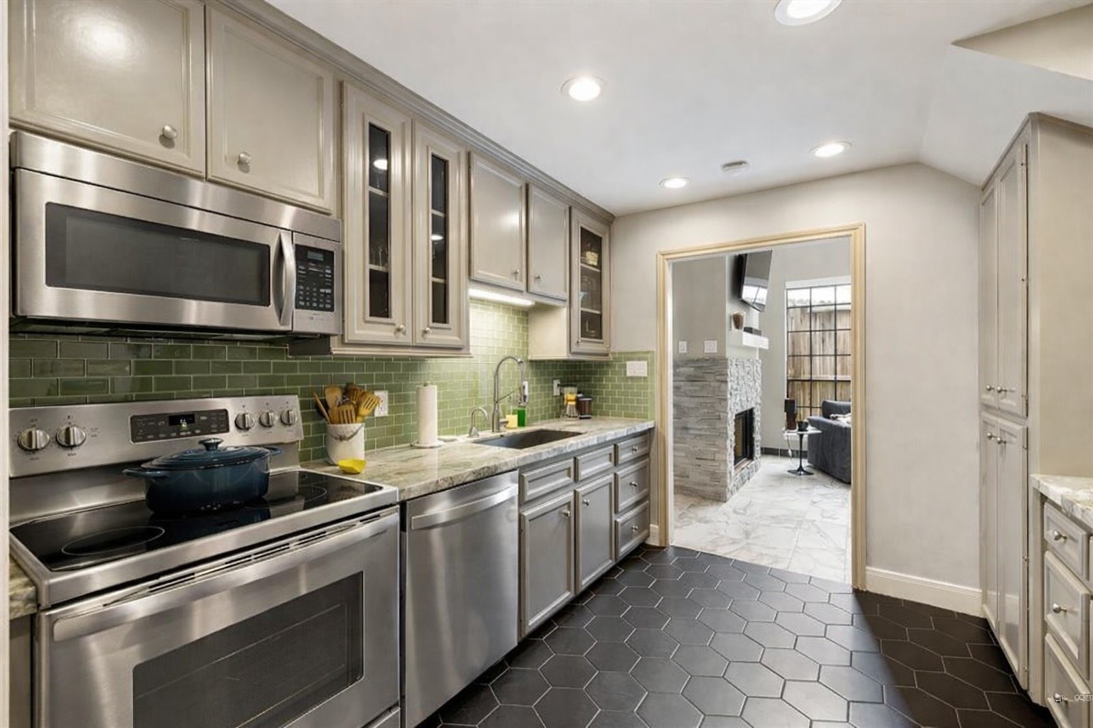 254 East 5th Street Houston, TX 77007 - Photo 10 of 40 a kitchen with stainless steel appliances a stove a sink and cabinets