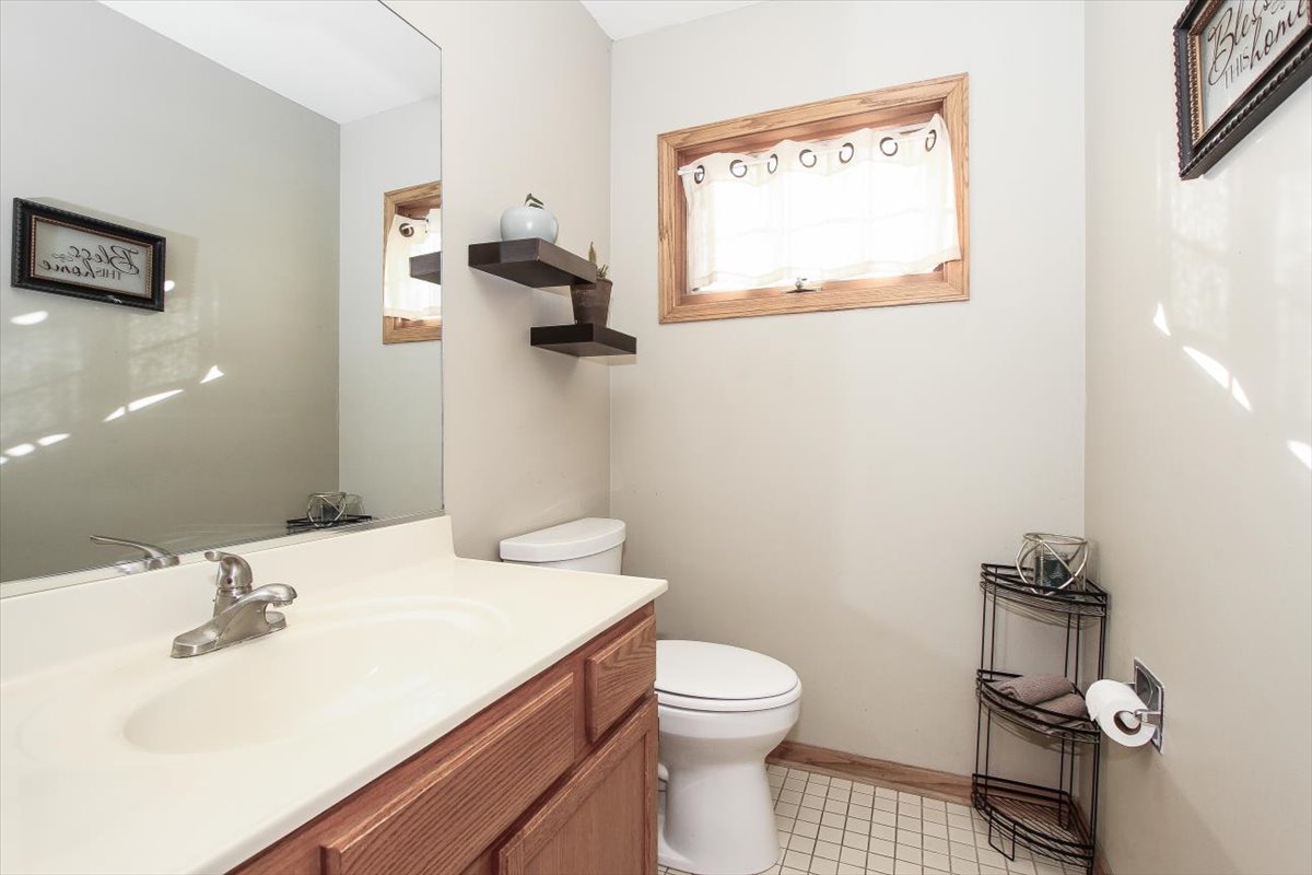 944 1st Street, Unit 944 Batavia, IL 60510 - Photo 13 of 26 a bathroom with a sink toilet and mirror