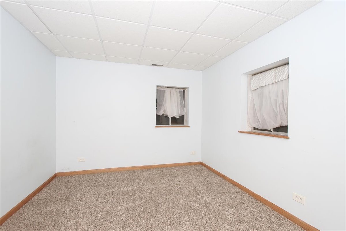 944 1st Street, Unit 944 Batavia, IL 60510 - Photo 21 of 26 an empty room with windows