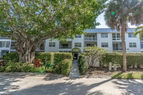 $2,500 | 72 7th Street South, Unit 310, Naples, FL 34102