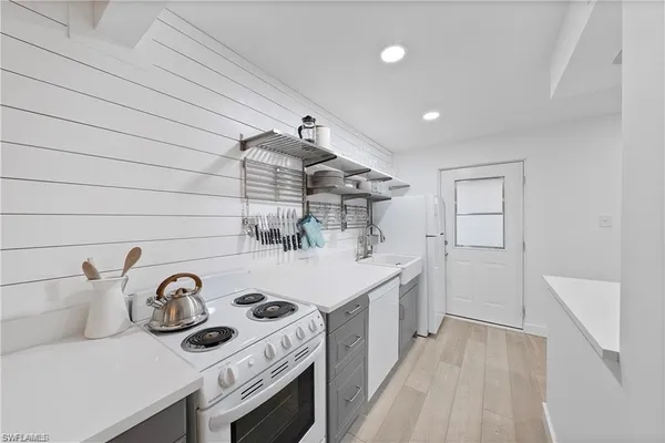 $2,500 | 72 7th Street South, Unit 310, Naples, FL 34102