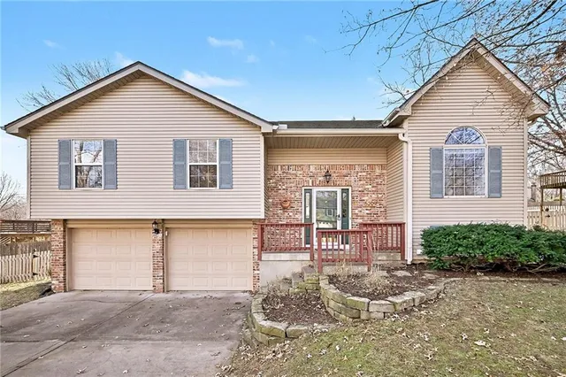 $375,000 | 15209 West 91st Place, Lenexa, KS 66219