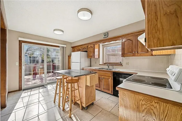 $370,000 | 15209 West 91st Place, Lenexa, KS 66219