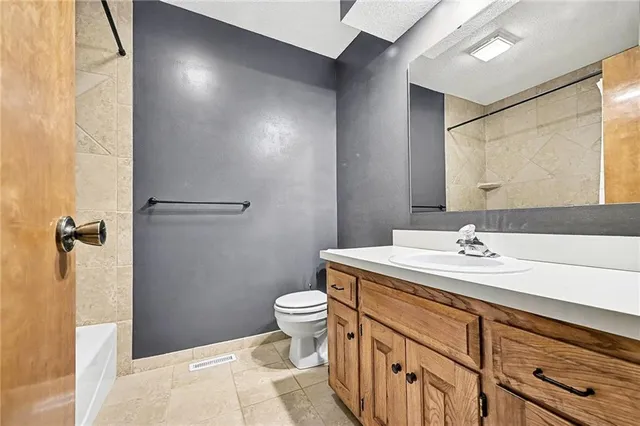 $370,000 | 15209 West 91st Place, Lenexa, KS 66219