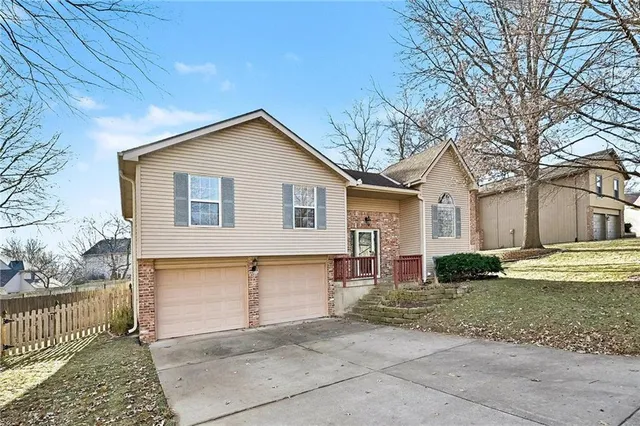 $370,000 | 15209 West 91st Place, Lenexa, KS 66219