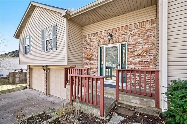 $370,000 | 15209 West 91st Place, Lenexa, KS 66219