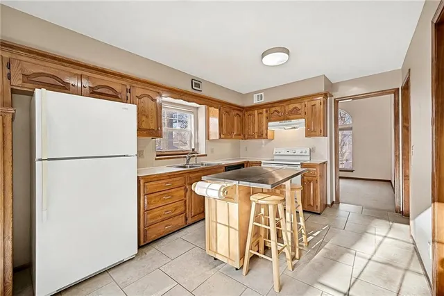 $370,000 | 15209 West 91st Place, Lenexa, KS 66219