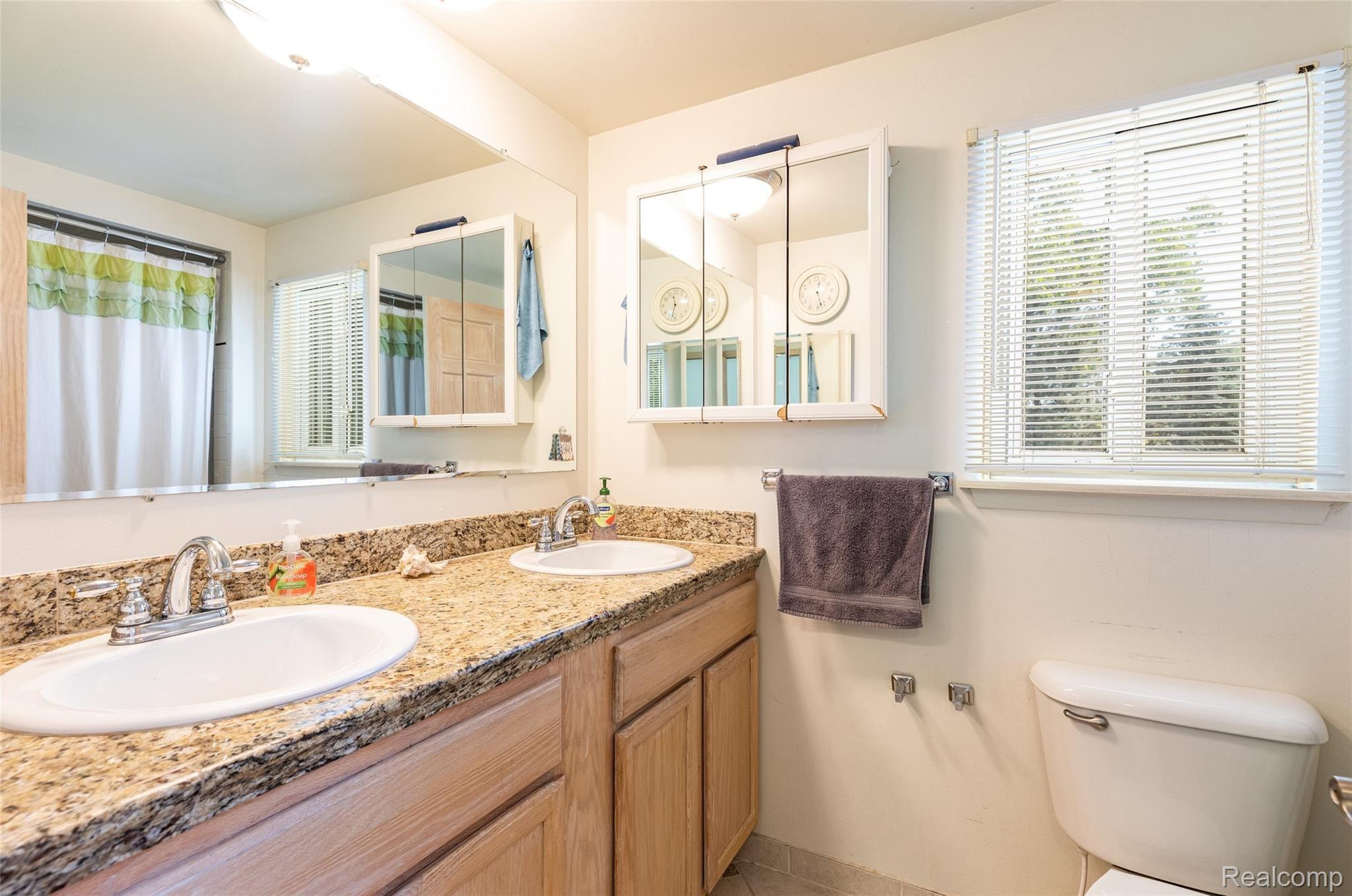 39882 Coronation Road Canton, MI 48188 - Photo 24 of 32 24.Bathroom