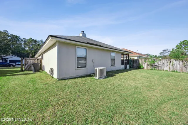 a view of a house with backyard and garden